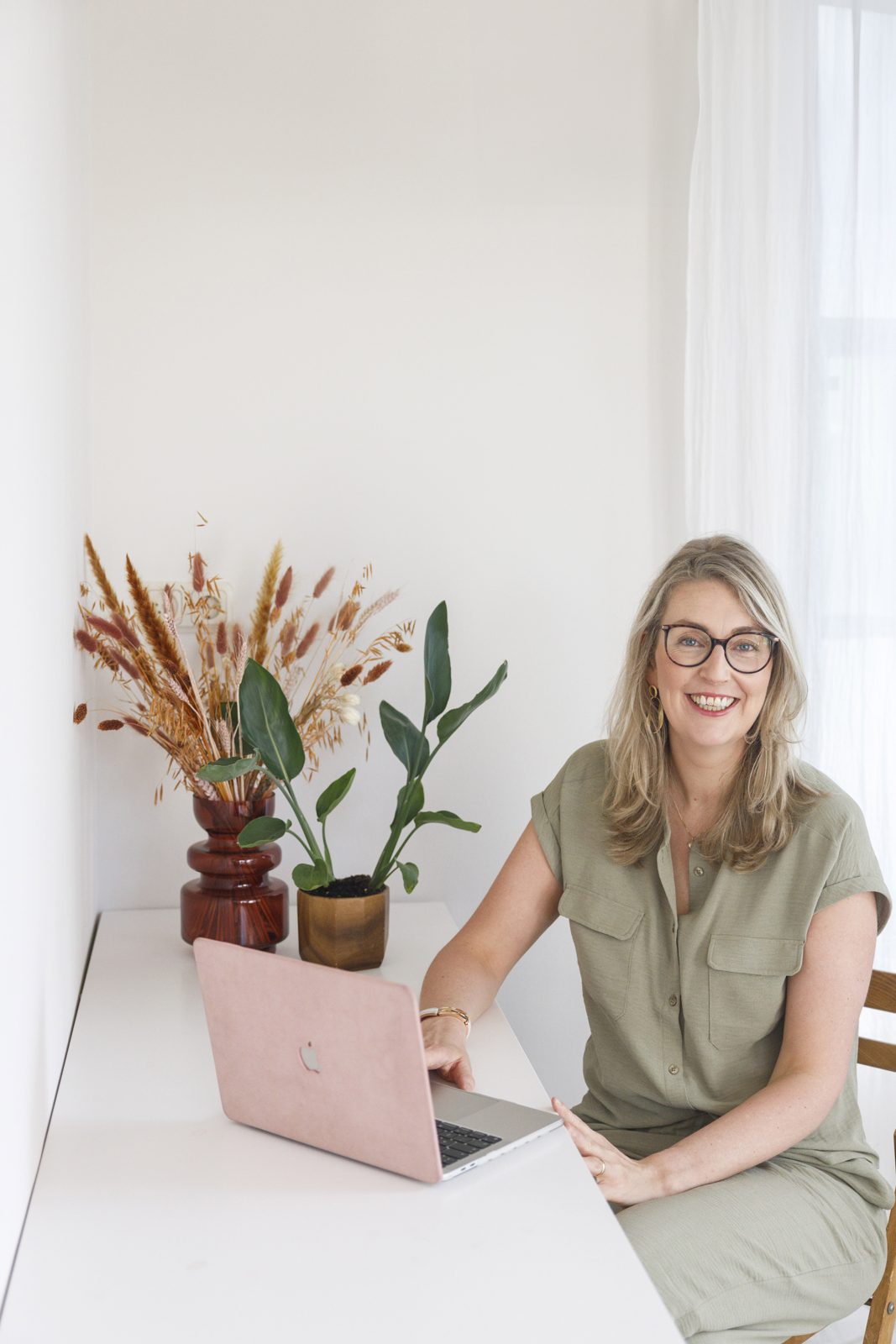 Els Reeuwijk achter haar laptop tijdens een werksessie slimmer ondernemen met Claude