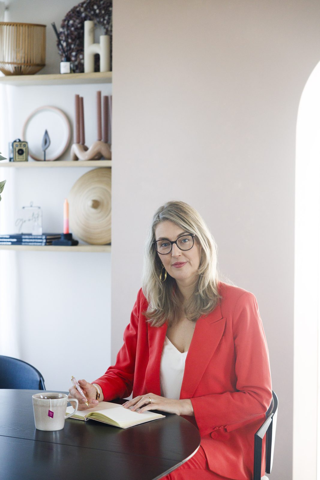 Els Reeuwijk aan haar werktafel met notitieboek, aan het werk voor een LinkedIn Groei Sprint klant